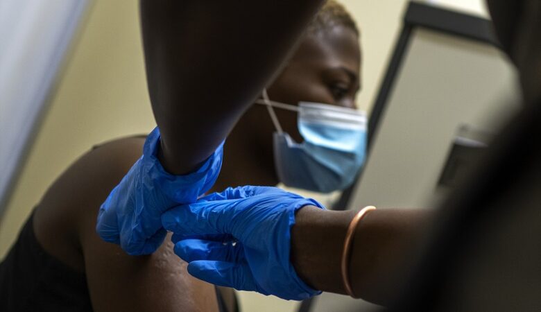 Κορονοϊός: Η Νότια Αφρική διέκοψε τους εμβολιασμούς με το εμβόλιο της AstraZeneca