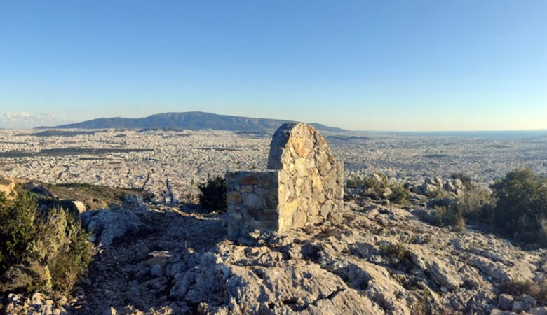 Ο Θρόνος του Οδυσσέα με την εκπληκτική θέα στην Αθήνα