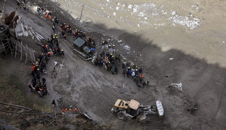 Δεκάδες εγκλωβισμένοι σε σήραγγα από την κατάρρευση παγετώνα στα Ιμαλάια