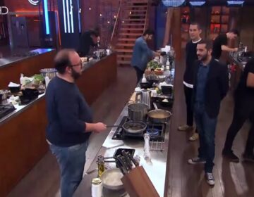 MasterChef 5: Οι παίκτες μαγείρευαν και ο Λεωνίδας Κουτσόπουλος τους πείραζε