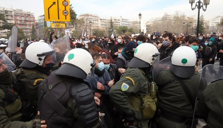 Ένταση και μολότοφ στo πανεκπαιδευτικό συλλαλητήριο στη Θεσσαλονίκη