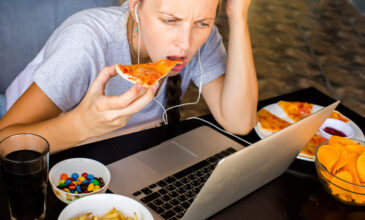 Εργασία στο σπίτι: Πώς θα σταματήσετε να τρώτε ασταμάτητα ενώ δουλεύετε