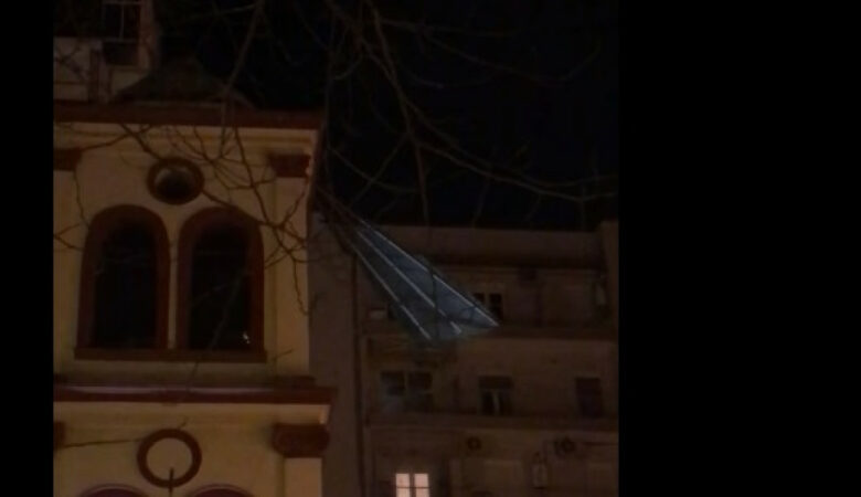 Στέγη καρφώθηκε σε εκκλησία στο κέντρο της Θεσσαλονίκης