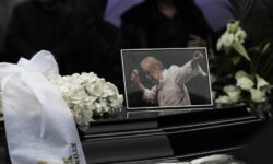 Αντώνης Καλογιάννης: Το τελευταίο «αντίο» είπαν συγγενείς και φίλοι στον τραγουδιστή