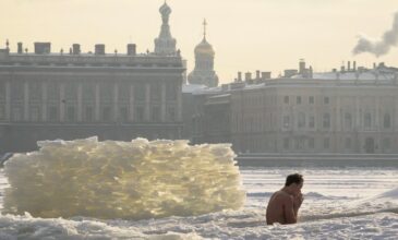 Η σφοδρή χιονόπτωση στη Μόσχα έσπασε κάθε ρεκόρ 24ώρου και έχει προκαλέσει μεγάλα προβλήματα