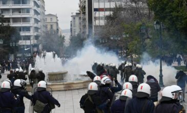 Συμπλοκές μεταξύ αρνητών των μέτρων και της Αστυνομίας στο Σύνταγμα – Δείτε εικόνες