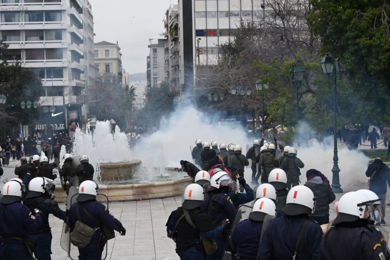 Συμπλοκές μεταξύ αρνητών των μέτρων και της Αστυνομίας στο Σύνταγμα – Δείτε εικόνες