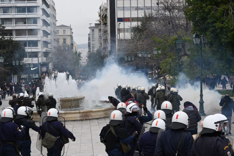 Συμπλοκές μεταξύ αρνητών των μέτρων και της Αστυνομίας στο Σύνταγμα – Δείτε εικόνες