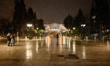 Κακοκαιρία «Μήδεια»: Πυκνή χιονόπτωση στο κέντρο της Αθήνας-Δείτε εικόνες