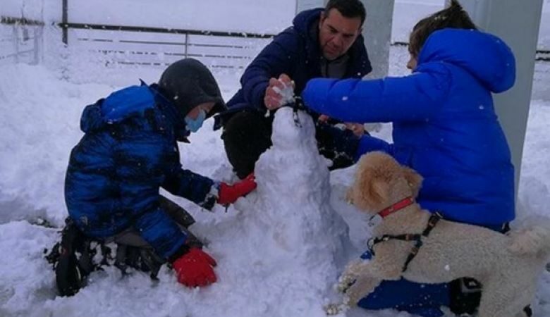 Ο Αλέξης Τσίπρας φτιάχνει χιονάνθρωπο μαζί τα παιδιά του