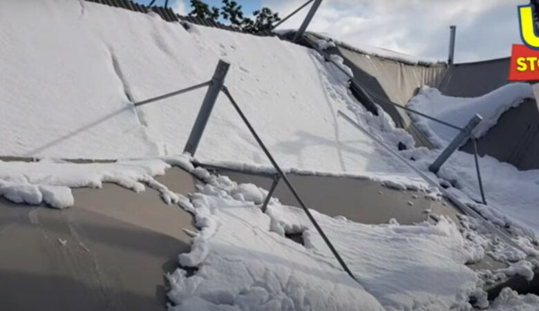Bενζινάδικο κατέρρευσε από το βάρος του χιονιού στο Χαϊδάρι – Δείτε το βίντεο