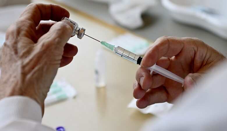 Mόσιαλος: Τα εμβόλια μειώνουν τη διασπορά της λοίμωξης αλλά δεν την εξαλείφουν πλήρως
