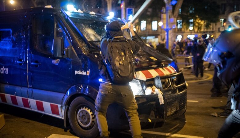 Iσπανία: Τέταρτη νύχτα ταραχών για τη φυλάκιση του ράπερ Πάμπλο Χασέλ