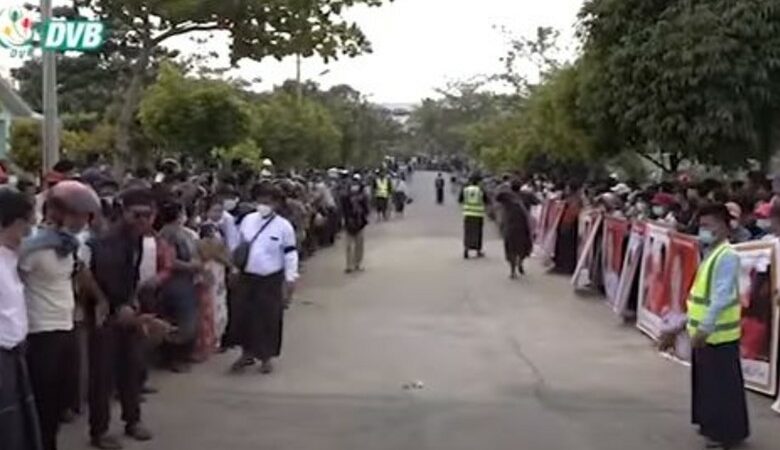 Μιανμάρ: Χιλιάδες άνθρωποι στην κηδεία μιας νεαρής διαδηλώτριας