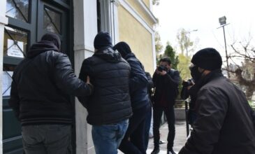 Δημήτρης Λιγνάδης: Στην ανακρίτρια με χειροπέδες για βιασμό κατά συρροή