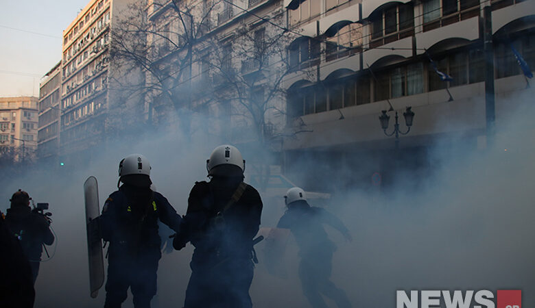 Δακρυγόνα στο κέντρο της Αθήνας σε συγκέντρωση για τον Κουφοντίνα