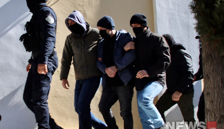 Δημήτρης Λιγνάδης: Στην ανακρίτρια με συνοδεία ισχυρής αστυνομικής δύναμης – Δείτε τις φωτογραφίες