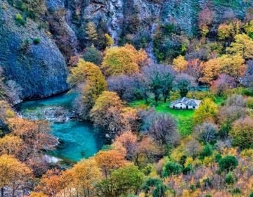 Το ελληνικό εκκλησάκι μέσα στο φαράγγι που νομίζεις ότι είναι ζωγραφιά