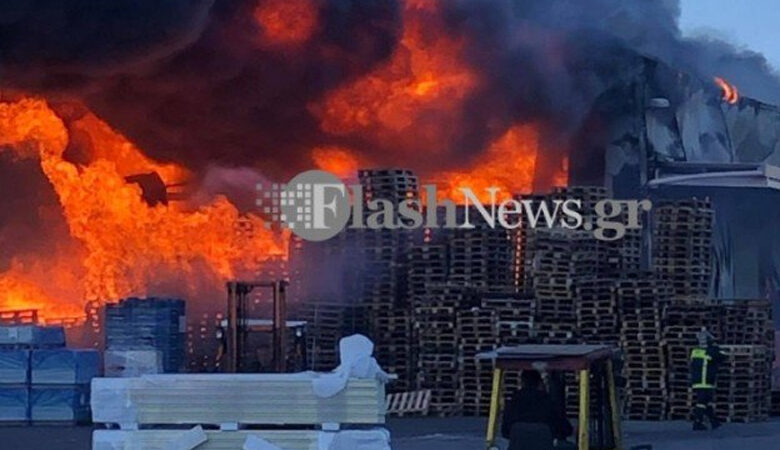 Χανιά: Μεγάλη φωτιά σε αποθήκες μεταφορικής εταιρείας