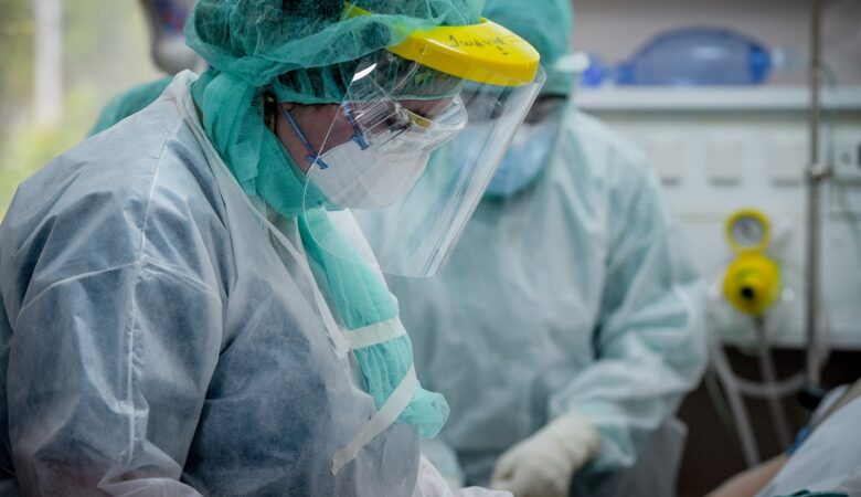 Κορονοϊός: Στο 100% η πληρότητα στις ΜΕΘ σε οκτώ νοσοκομεία