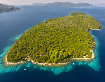 Το άγνωστο νησί του Ωνάση που δεν πέτυχε να γίνει το αντίγραφο του Σκορπιού
