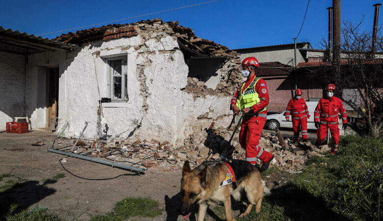 Καραμανλής: Το υπουργείο Υποδομών έστειλε άμεσα 40 τροχόσπιτα για τους τους σεισμόπληκτους