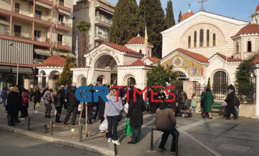 Θεσσαλονίκη: Κοσμοσυρροή παρά το lockdown έξω από εκκλησία λόγω Ψυχοσάββατου
