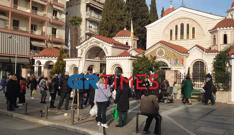 Θεσσαλονίκη: Κοσμοσυρροή παρά το lockdown έξω από εκκλησία λόγω Ψυχοσάββατου