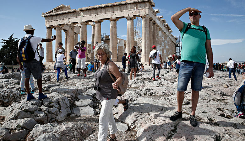Μαζική αύξηση των κρατήσεων από Βρετανούς για ελληνικούς προορισμούς