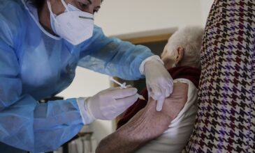 Κορονοϊός: Η Ιταλία ενέκρινε το εμβόλιο της AstraZeneca για τους άνω των 65 ετών