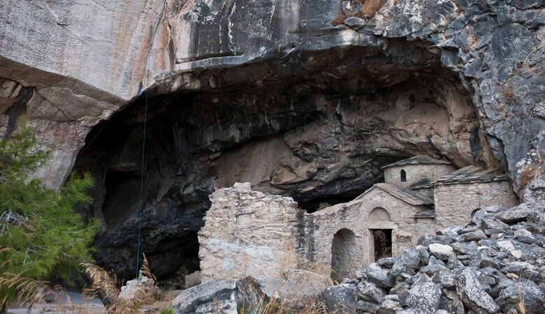 Σπηλιά του Νταβέλη: Τα μυστήρια και οι θρύλοι του διάσημου λήσταρχου