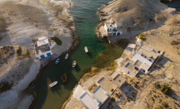 Ο ελληνικός οικισμός που μοιάζει χτισμένος μέσα στα βράχια