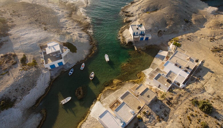 Ο ελληνικός οικισμός που μοιάζει χτισμένος μέσα στα βράχια