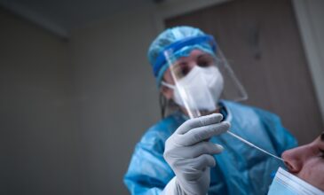Πρόστιμα άνω των 400.000 ευρώ σε δύο κλινικές για παραβίαση του πλαφόν στα τεστ ανίχνευσης κορονοϊού