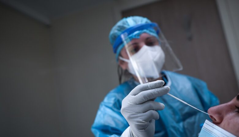 Πρόστιμα άνω των 400.000 ευρώ σε δύο κλινικές για παραβίαση του πλαφόν στα τεστ ανίχνευσης κορονοϊού