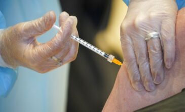 Κορονοϊός: Η ηλικία, το φύλο και το κάπνισμα επηρεάζουν την αποτελεσματικότητα των εμβολίων