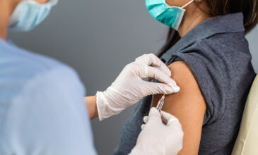 ΗΠΑ: Εργοδότες δίνουν μπόνους 500 δολάρια για να ενθαρρύνουν τον εμβολιασμό υπαλλήλων