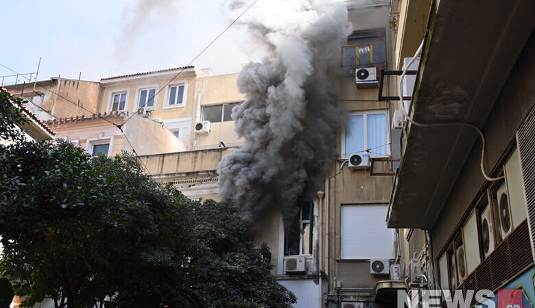 Φωτιά σε κτίριο στο κέντρο της Αθήνας – Δείτε εικόνες