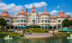 Άνοιξε ξανά η Disneyland στο Παρίσι αλλά χωρίς αγκαλιές από τον Μίκι Μάους