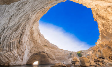 Η ελληνική σπηλιά με την… τρύπια οροφή που κοιτάζει τον ουρανό