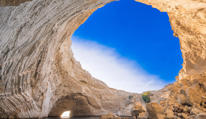 Η ελληνική σπηλιά με την… τρύπια οροφή που κοιτάζει τον ουρανό