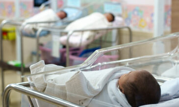 Μόσιαλος: Βρέφη από εμβολιασμένες μητέρες στο Ισραήλ γεννήθηκαν με αντισώματα για τον κορονοϊό
