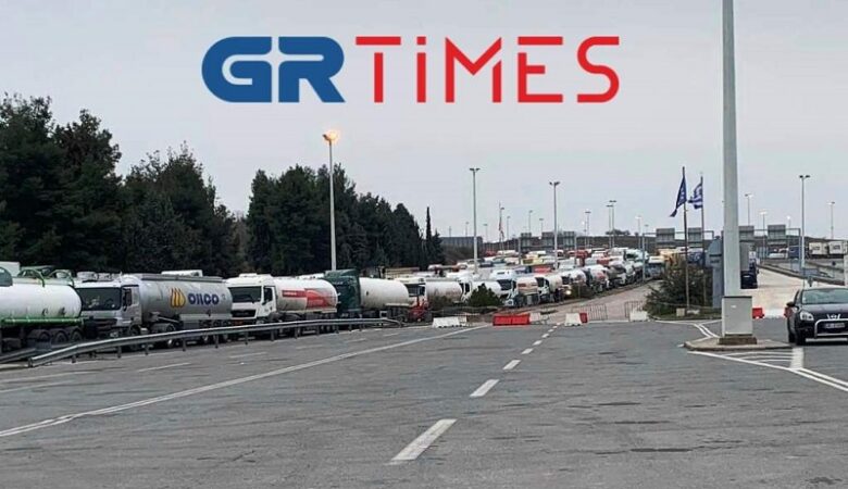 Ατελείωτες oι ουρές των φορτηγών στο Τελωνείο Ευζώνων