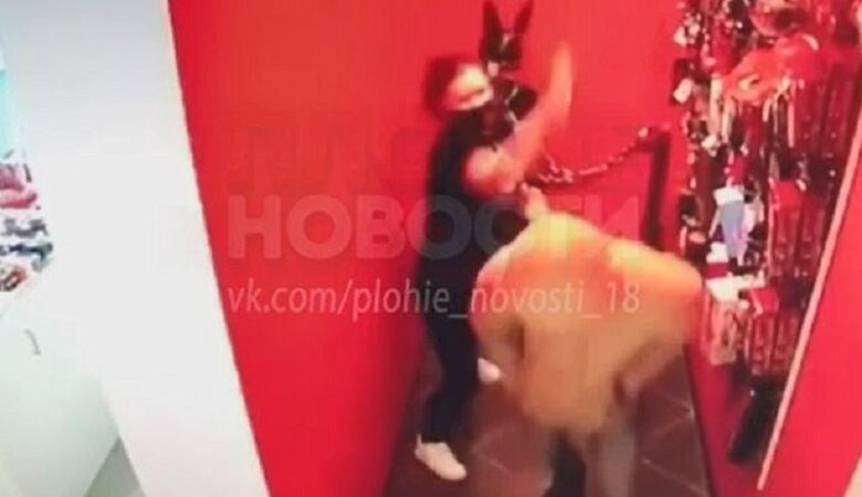 Πελάτης σε sex shop αυτοϊκανοποιείται και η υπάλληλος τον κυνηγά με σεξουαλικό βοήθημα