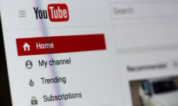 Το YouTube μπλοκάρει τα συνδεδεμένα με τα Russia Today και SPUTNIK κανάλια