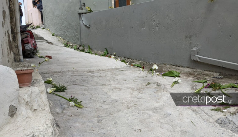 Θρήνος για τον μικρό Ζαχαρία: Στρωμένα λουλούδια στους δρόμους για να περάσει η νεκροφόρα