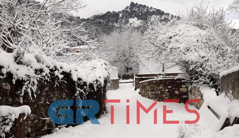 Εικόνες από την πρωτοφανή χιονόπτωση στη Θάσο