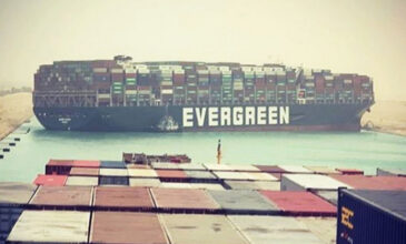 Γιγαντιαίο πλοίο μεταφοράς εμπορευματοκιβωτίων προσάραξε και έκλεισε τη Διώρυγα του Σουέζ