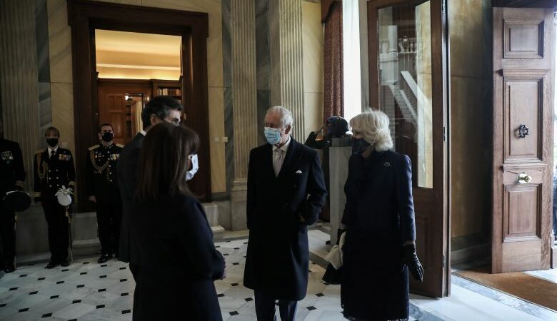 25η Μαρτίου: Επιθεώρηση της Προεδρικής Φρουράς από την Κατερίνα Σακελλαροπούλου και τον πρίγκιπα Κάρολο