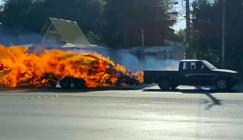 Σοκαριστικό βίντεο: Φλεγόμενο φορτηγάκι τρέχει στον δρόμο